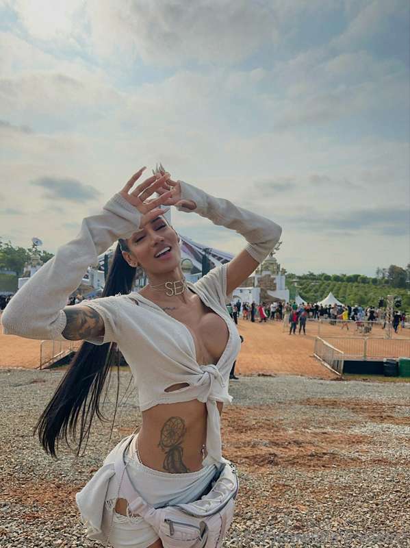 Hello guys, this was my outfit from the last day of Tomorrol..