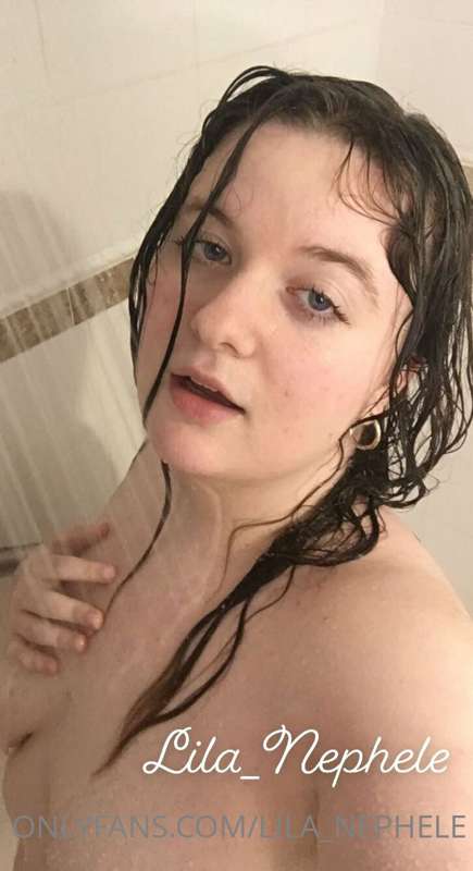 Shower party! 🎉 I love to play in the water💦😏