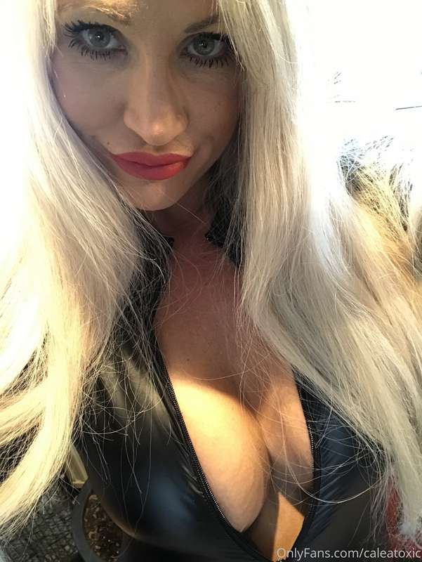 Selfie greetings in new black shiny Catsuit. Thanks to my de.. 2