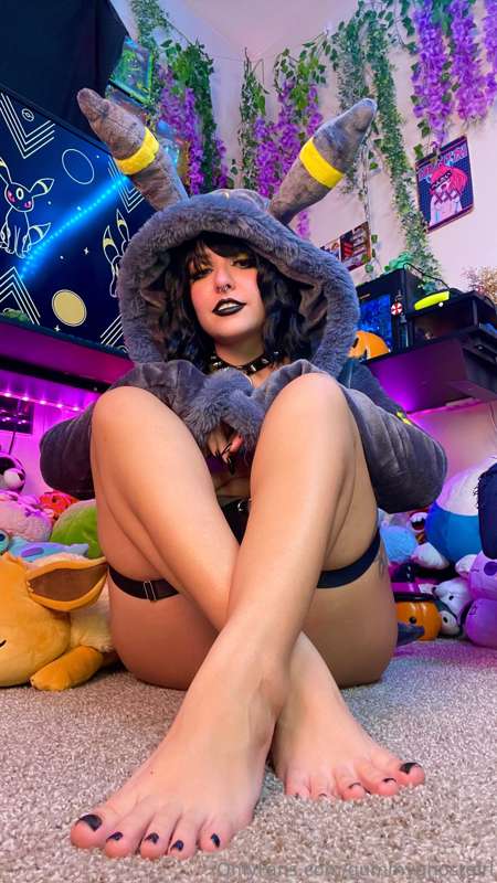 A wild Umbreon appears! 🌙🖤 Spooktacular day 2 of 31 👻 the go.. 19