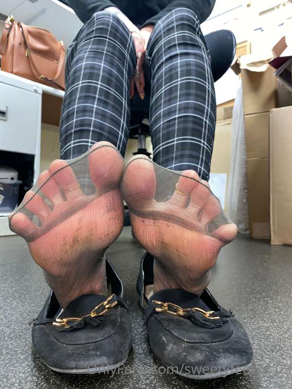 Smell those sweaty nylons … 😏 4