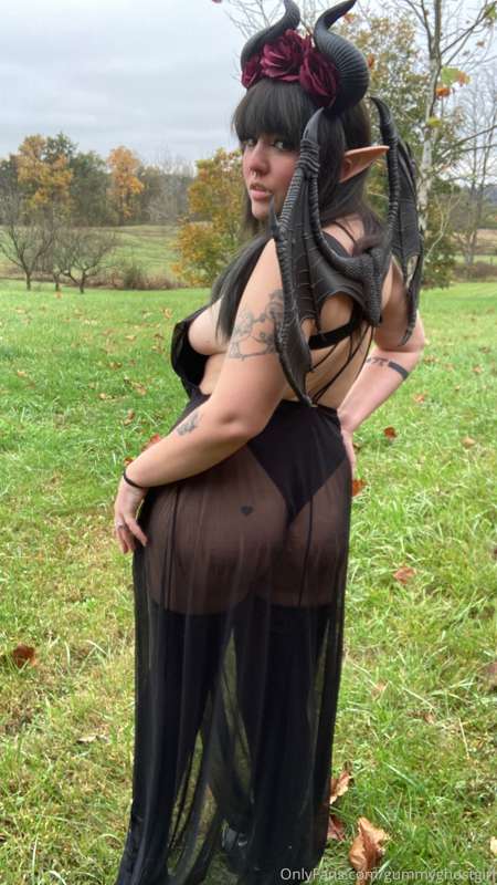 Demoness out on the prowl 😈 8