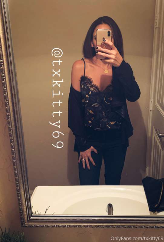 Girls night out 🍸 maybe I can find a hot boy to flirt and pl.. 1
