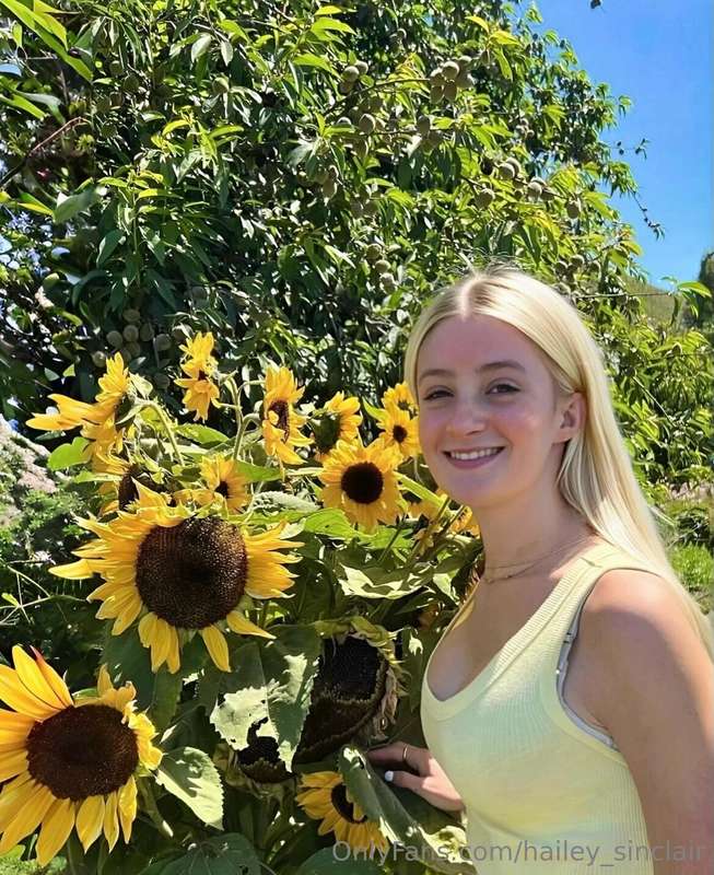living life in full bloom with sunflowers.🌻🌻🌞