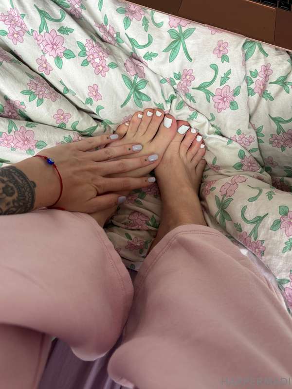 a lil bunch of feet pics!!