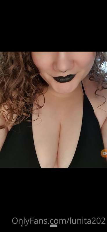 Naughty THICC housewife wants to play with you 🥵  🖤@xxohbunn..