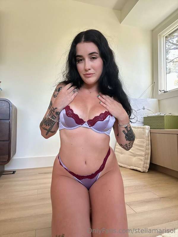 @internetth0tt is the tatted girl nextdoor She posts high qu..