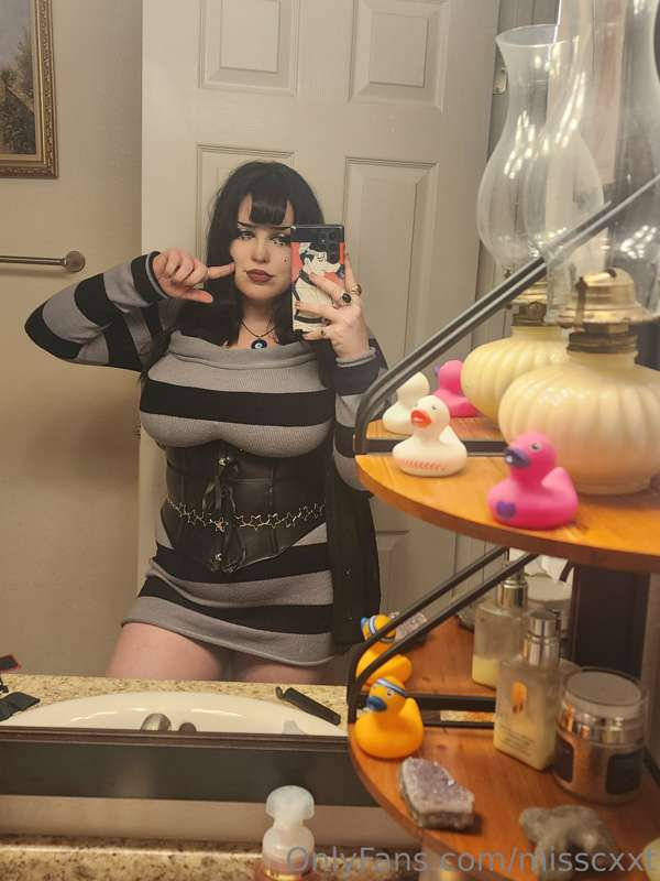 Pov ♡ swipe ♡
Ur girlfriend sends u pics at work ♡