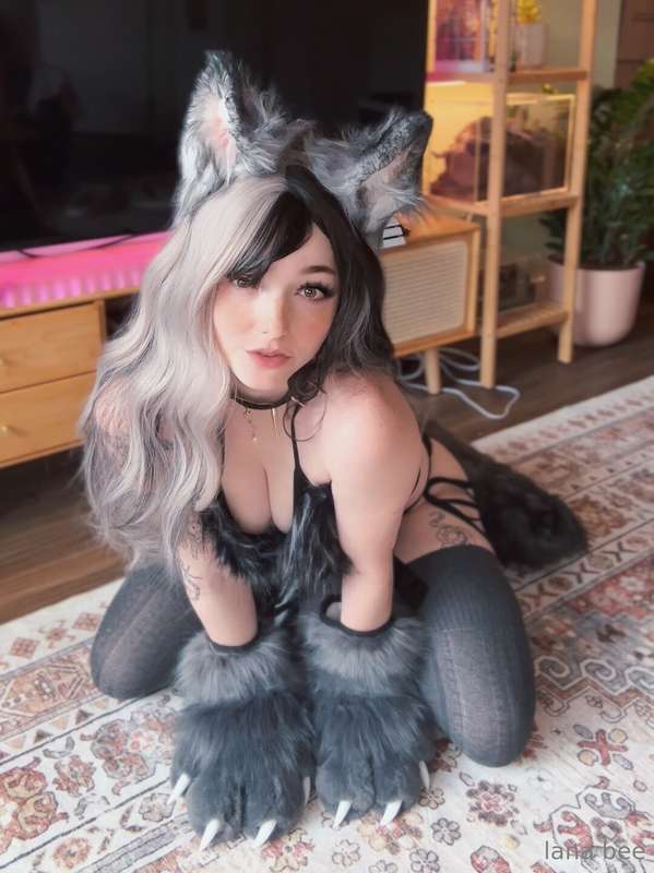 AWOOOO!!! Ur girlfriend turned into a werewolf!!! Do u still.. 8