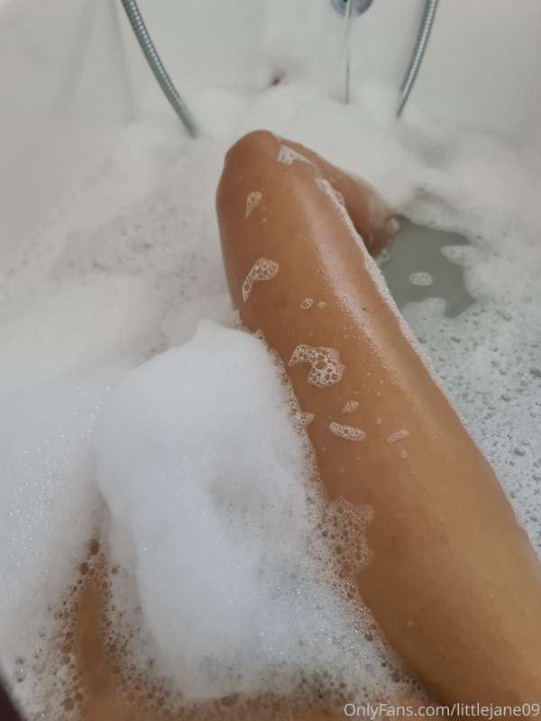 Under the bubbles 🍑🍔