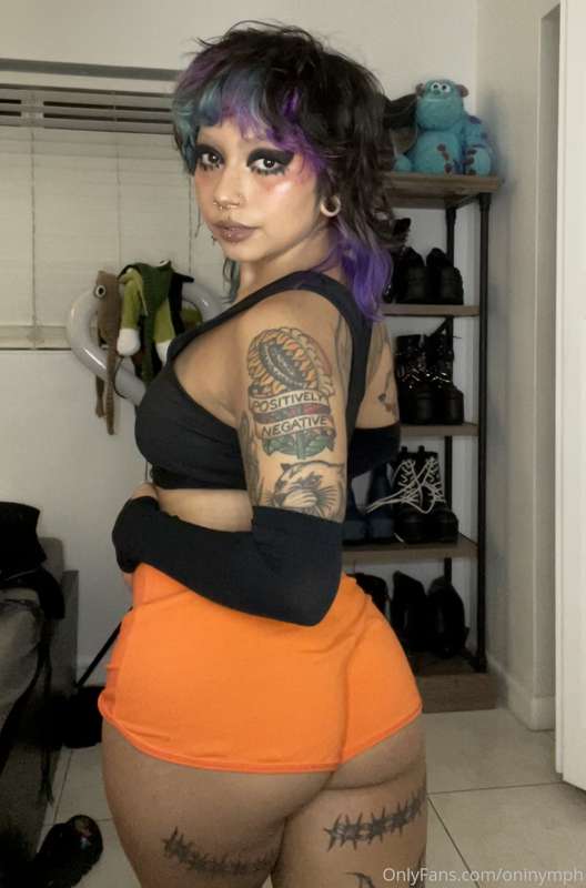 Goth hooters <3
