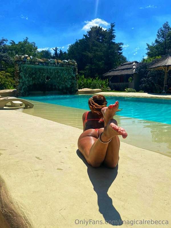 I'm the naughty little mermaid who loves playing with cocks...