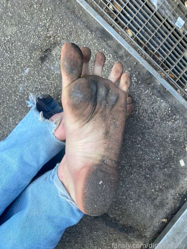 Dirtyfeetlily - Fansly - 11 May, 2025 5