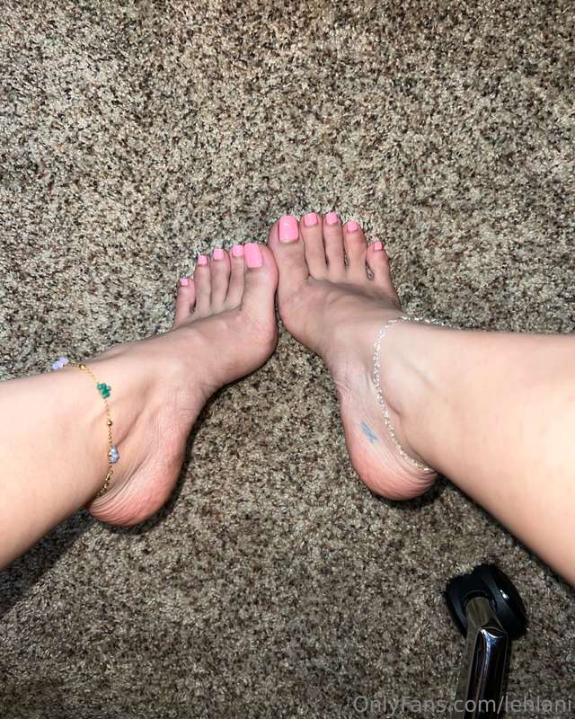 🥵🥵🥵🩷 I need a foot rest, is your face available? Alsooooo I’.. 5