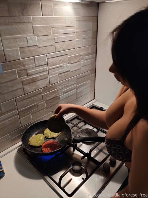 Ora di cena. Hai voglia di cenare con me?🤤 Le mie zinne espl..