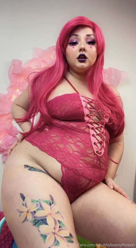 Feelin Pretty in Pink! 🌸 and oh my gosh, this outfit hugs my.. 6