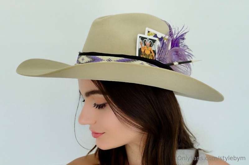 A hat girl🤠
