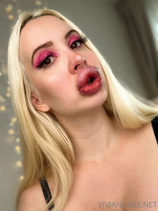 😜 Watch me get naughty on my VIP Onlyfans @vivianroseofficia..