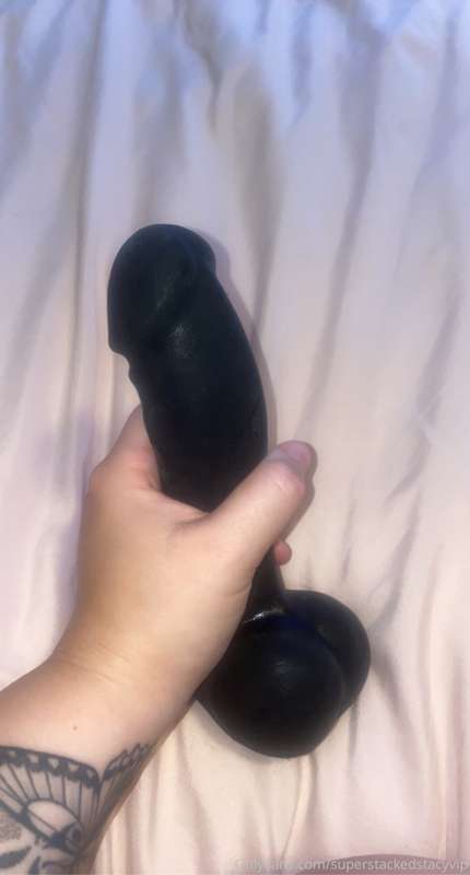 Who wants to see me fuck & suck this?😈