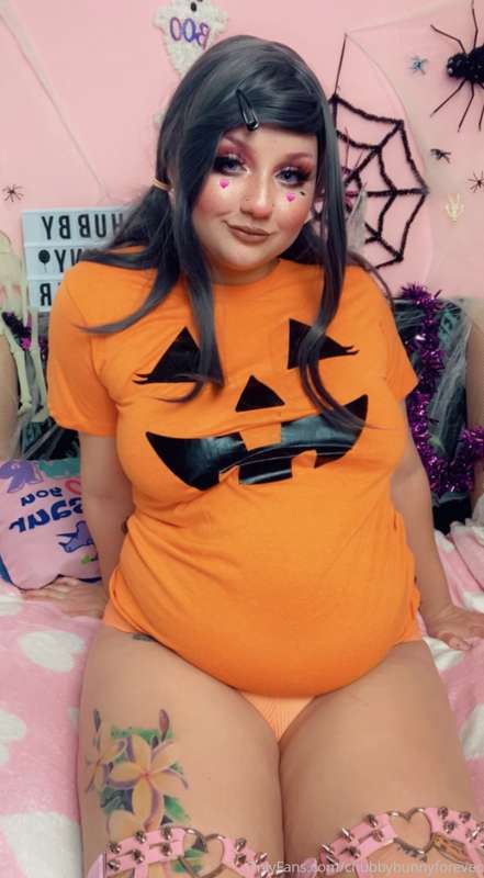 pum pum pumpkinnnnn 🎃 do you see how big my empty belly is n..