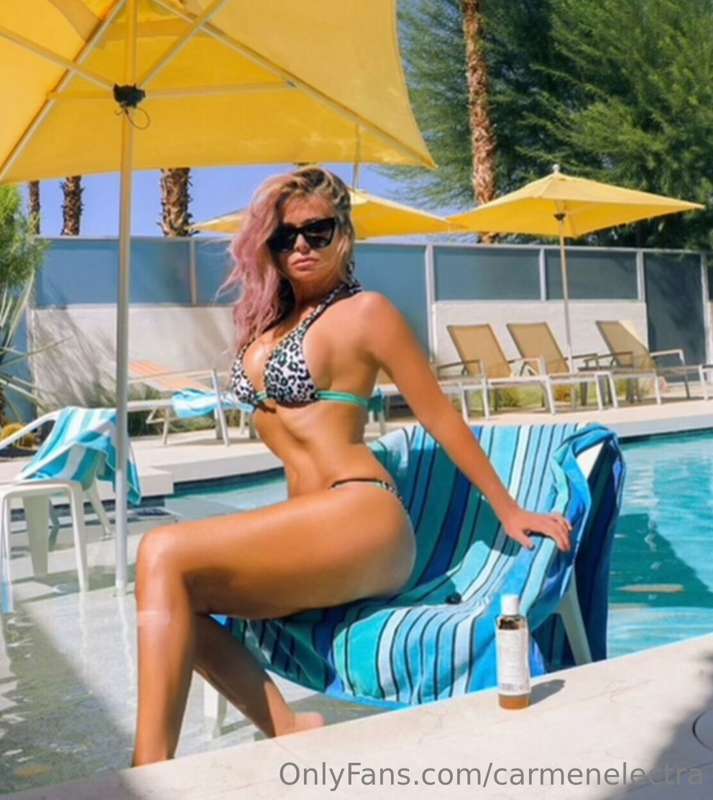 pool day kinda day 💙