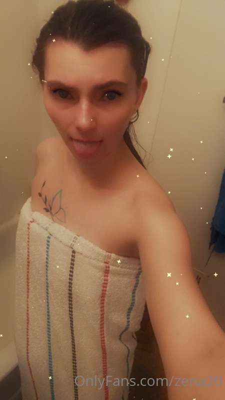 Unlock to see what’s under my towel 🎉🤤