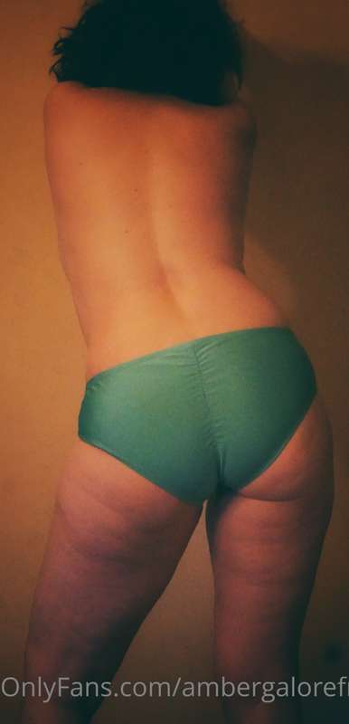 I wanted to show you my green bikini bottoms 💋