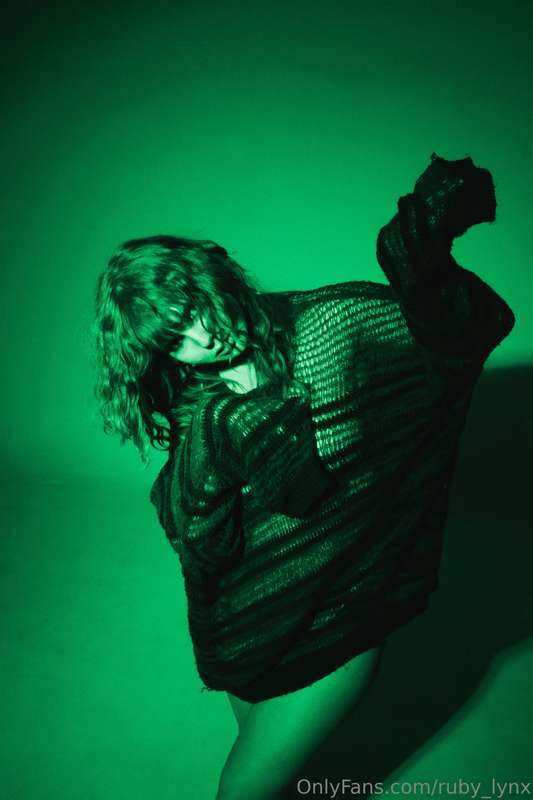 The play of light and shadow, that shade of green, is hypnoo..