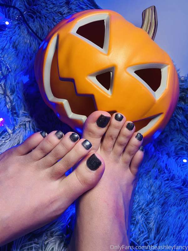 Toesday 🧡🖤🧡