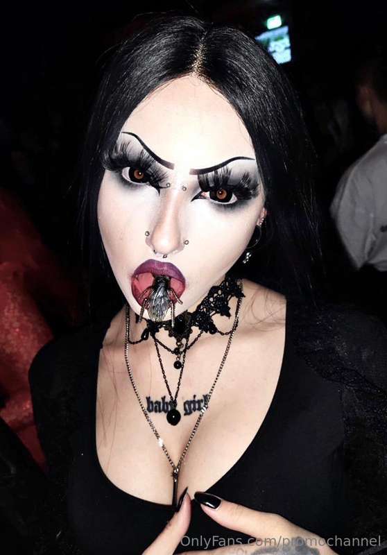 Ehi, sono Nadia! 😘🌑 Curiosi di conoscere il mio lato oscuro?..