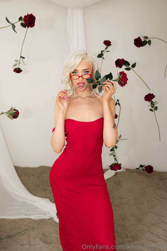 Lady in red, stealing the scene❤️