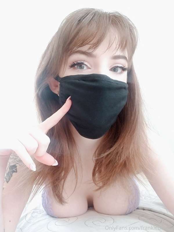 Some selfies w the mask :) bonus heavy cleavage