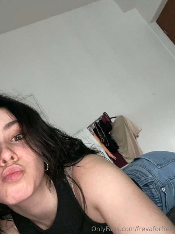hey if you subscribe to my VIP page you get a free video <33..