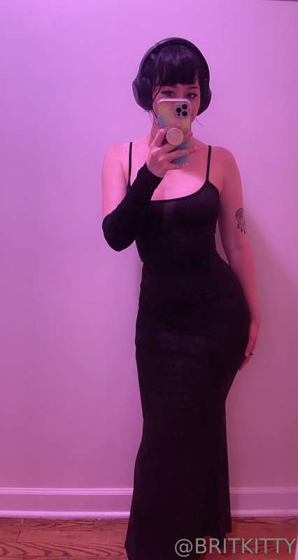 Feeling kinda voluptuous in this outfit 😳
[Scroll for more!].. 13