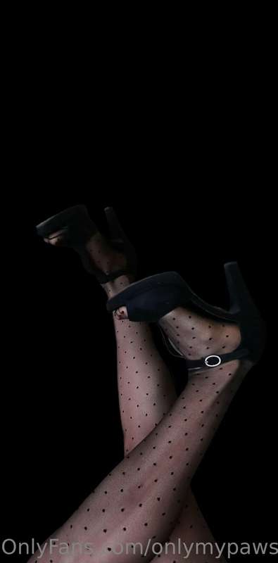 Sexy tights, high heels and red nails. 🦶👠 11