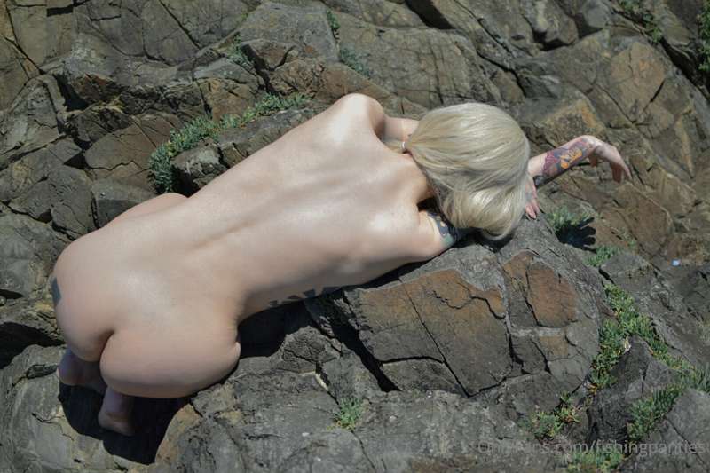 🇺🇸 My upturned ass on the rocks and in the sun 🤭🥵

🇪🇸 Mi cul.. 1