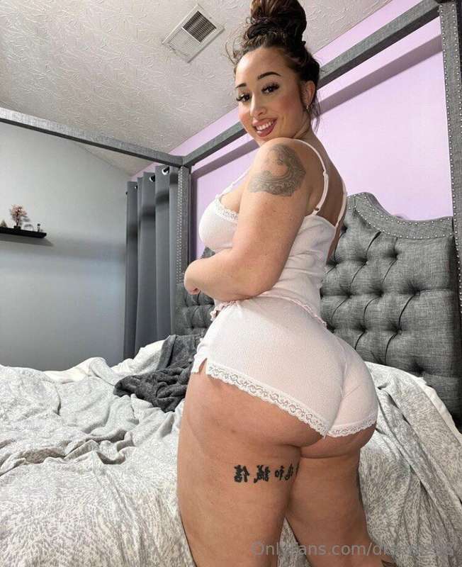 I need a place to sit, is your face free?😜🍑 1
