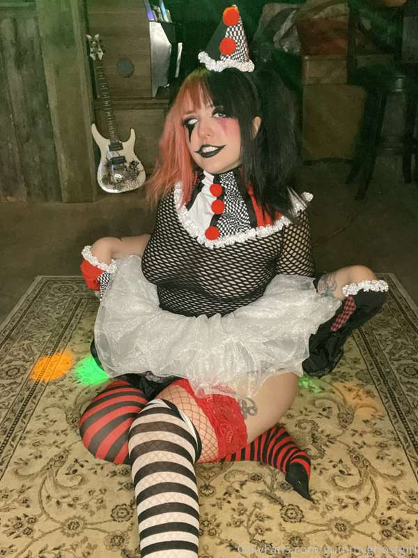 Clown around with me 🤡🖤 12