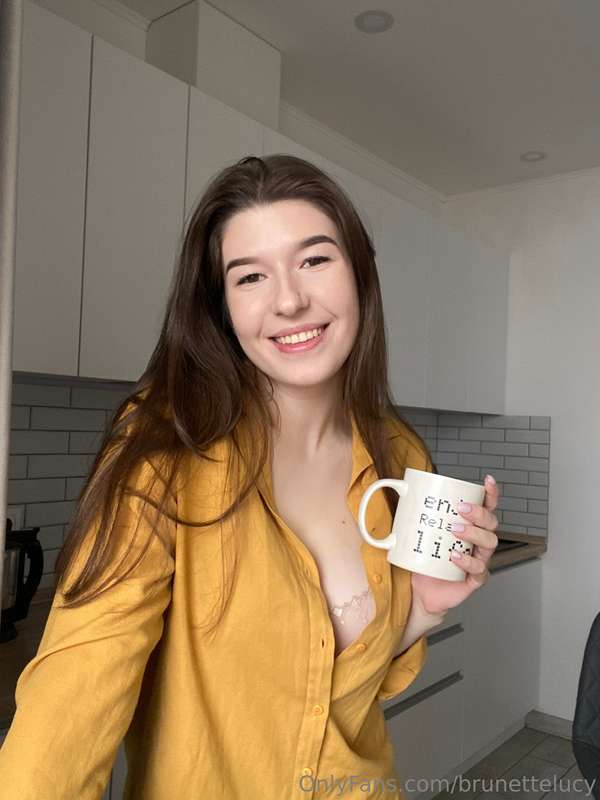 Sunshine and morning coffee. What could be better?😇🤭