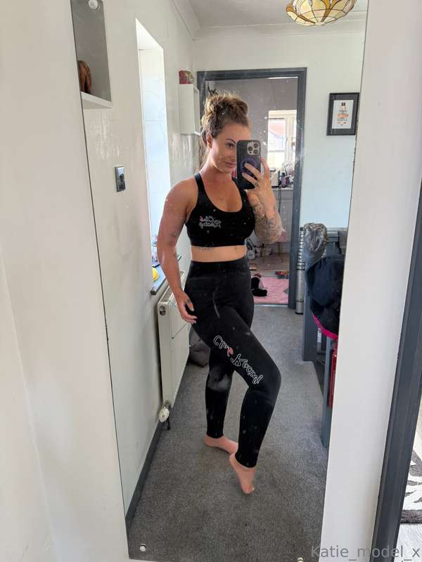 I adore my new gym set… who else likes it? 🖤