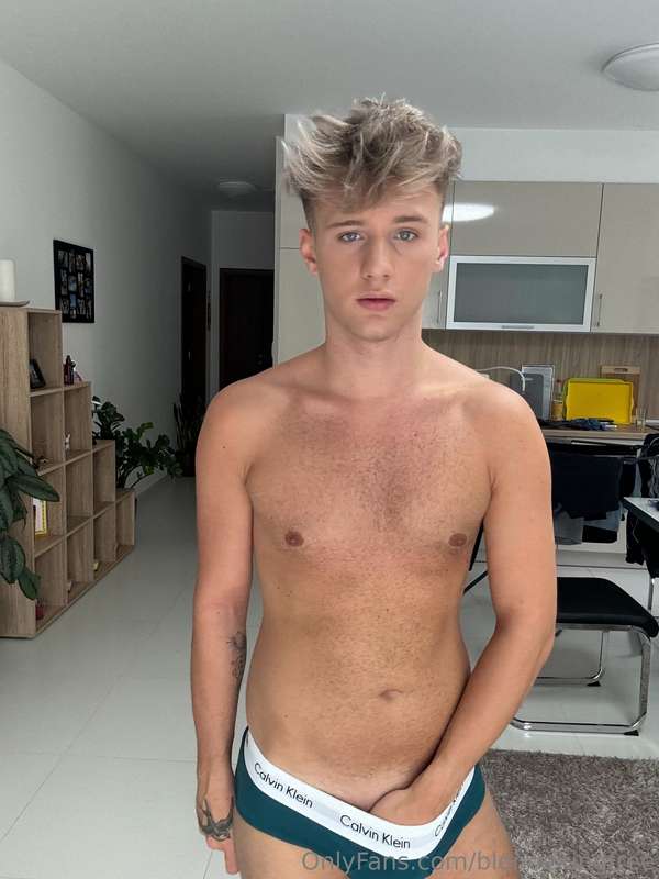 This twink boy is the REAL MASTER CUM 🥵 He loves to play wit.. 2