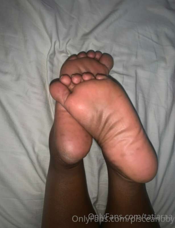 anyone like feet ? 🤤