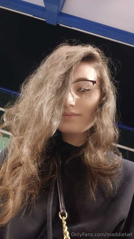 Just got off my flight n my hair is a mess 😭