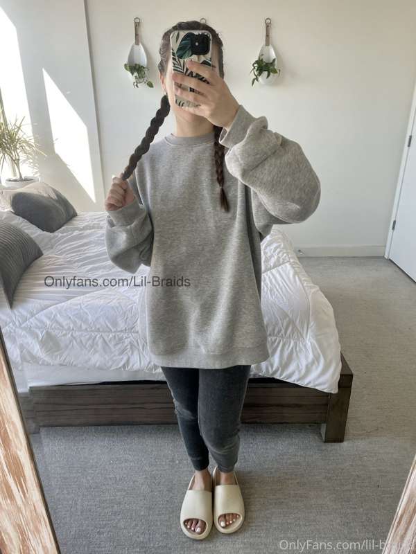 Feeling cozy 😊. Do you like casual nudes and on/offs? 4