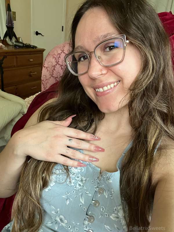 painted toes and press on nails, feeling so feminine  4