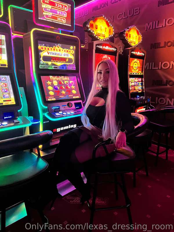 Come and play 🎮 with me @lexas_secret_room 

I have that fee.. 1