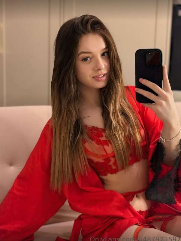 🍭FREE🍭FREE🍭FREE🍭 At first glance a 🌸 and cute girl @kiravoss..