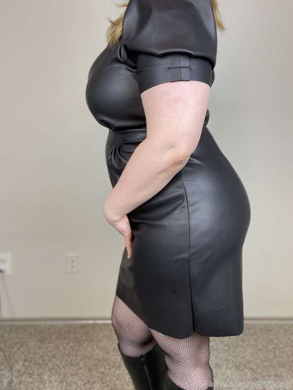Would love your help peeling this dress off of me💖 1