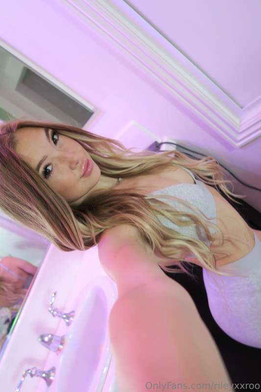 “But first, let me take a selfie”🤳 ✌️
