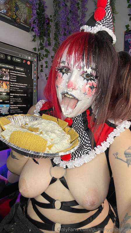 What’s a clown’s favorite dessert? A creampie of course 🤡  1